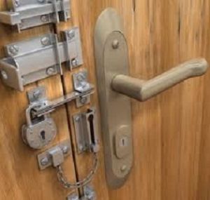 Защита загородного дома от краж: 8 секретов безопасности