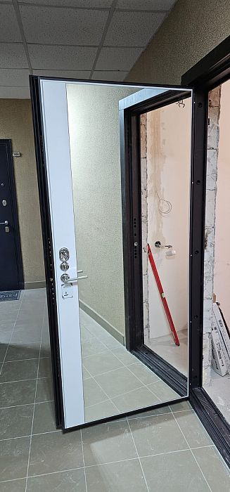 Фото двери Гранит М3М - 075 Зеркало макси бок белая 16мм в интерьере